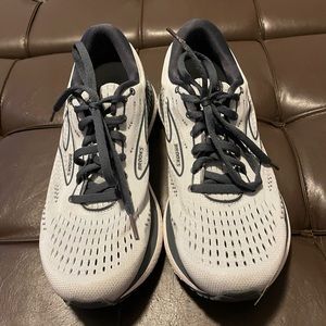 Ladies Brooks Glyercin GTS. Size 8.5.